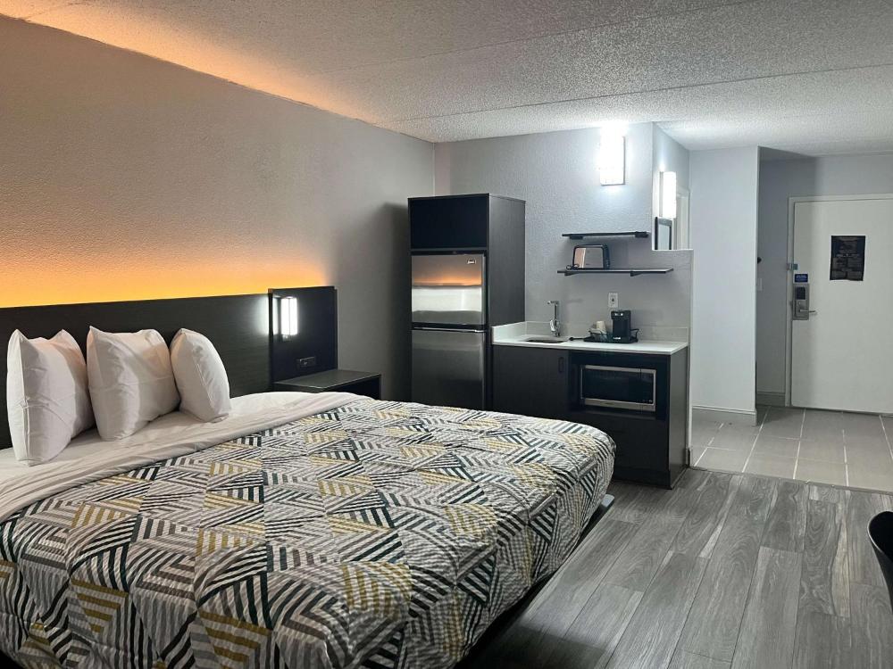King Room - Non-Smoking interior